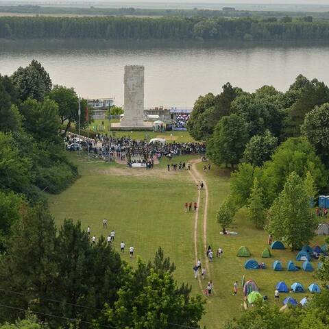 Изглед към Паметникът